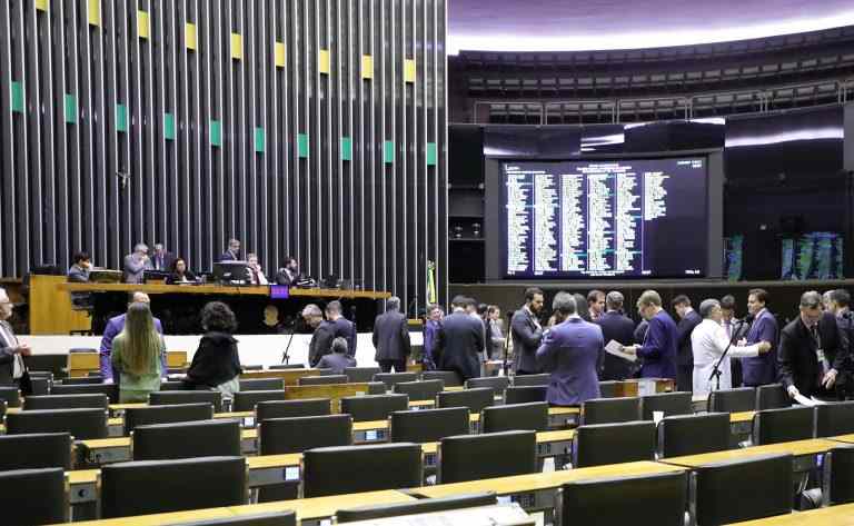 Deputados no plenário da Câmara