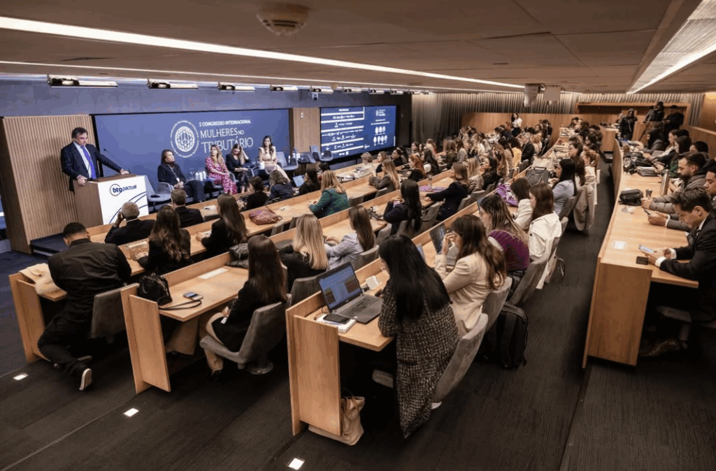 O professor Heleno Torres palestra durante evento do Mulheres no Tributário - Foto via Mulheres no Tributário