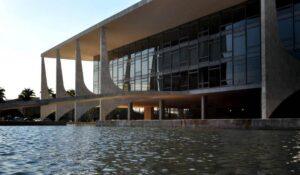 O espelho d'água do Palácio do Planalto.