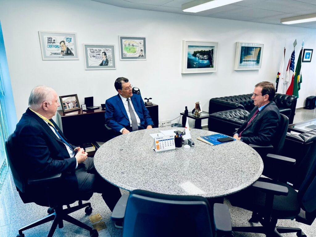 presidente da Confederação Nacional de Municípios, Paulo Ziulkoski, senador Eduardo Braga (MDB-AM) e presidente da Frente Nacional de Prefeitos e Prefeitas, Eduardo Paes