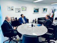 presidente da Confederação Nacional de Municípios, Paulo Ziulkoski, senador Eduardo Braga (MDB-AM) e presidente da Frente Nacional de Prefeitos e Prefeitas, Eduardo Paes