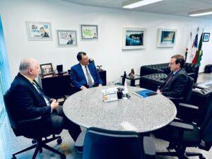 presidente da Confederação Nacional de Municípios, Paulo Ziulkoski, senador Eduardo Braga (MDB-AM) e presidente da Frente Nacional de Prefeitos e Prefeitas, Eduardo Paes