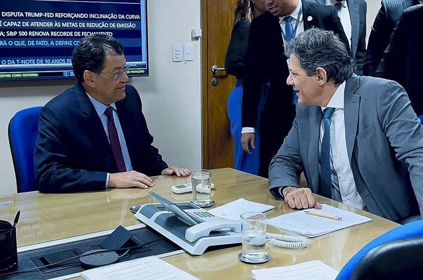 O senador Eduardo Braga e o ministro da Fazenda, Fernando Haddad, em reunião no Ministério da Fazenda - Foto via Jonas Carvalho/Agência Senado