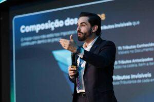 Lucas Ribeiro durante palestra no Tax Is Cool Conference, onde apresentou sobre o novo sistema de contratos inteligentes para empresas - Foto via Tax Is Cool