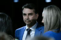Flávio Bolsonaro omite “pausa” na reforma tributária ao listar propostas e foca no Imposto Seletivo