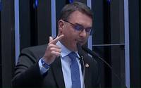 Flávio Bolsonaro assinou 40 emendas que pressionavam a alíquota padrão do IVA
