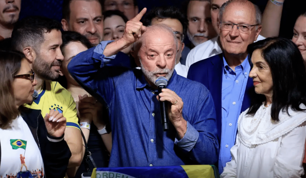 Na imagem, Lula comemora sua reeleição, em São Paulo – Foto: Paulo Pinto via Agência Brasil